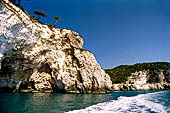 La costa cesellata di grotte create dall'erosione del calcare con anfratti; rientranze e rotture.